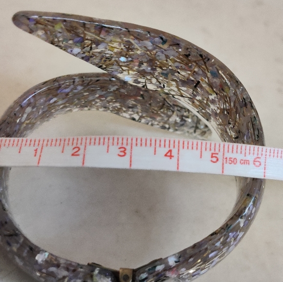 Vintage lucite confetti hinged cuff bracelet - Picture 14 of 14